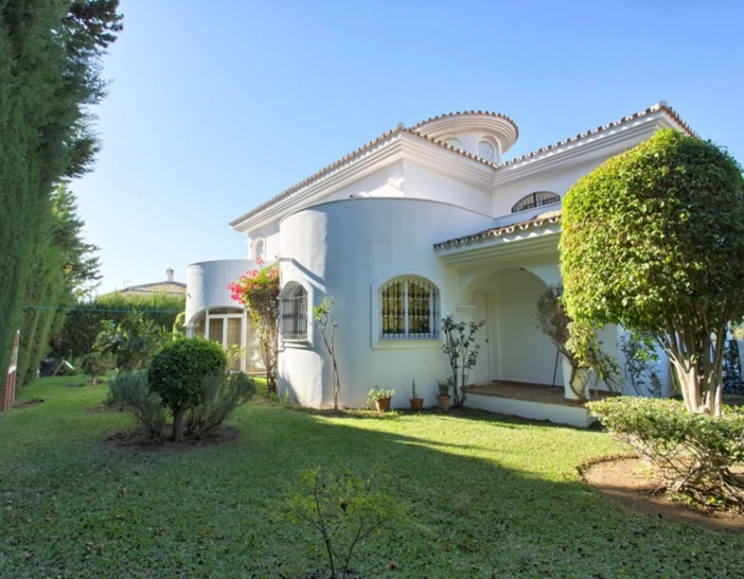 House - Detached Villa в продаже в Benalmadena, Málaga. В доме 4 спален и 5 ванных комнат. Площадь дома 403 м². Площадь участка 1250 м²