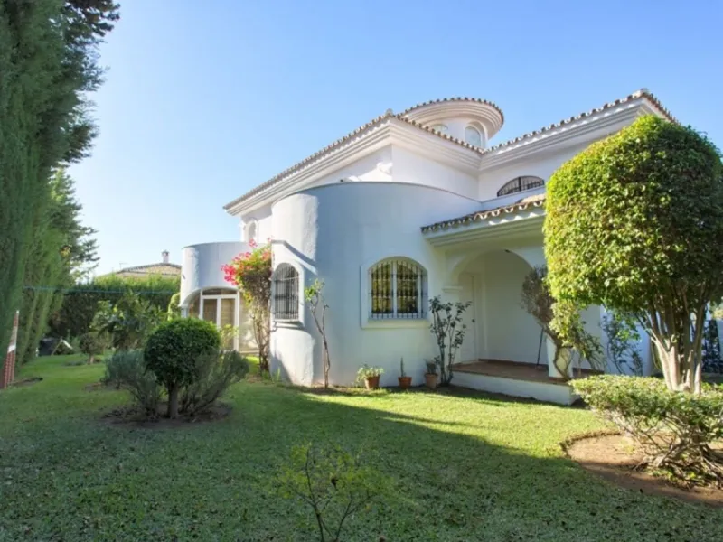 House - Detached Villa в продаже в Benalmadena, Málaga. В доме 4 спален и 5 ванных комнат. Площадь дома 403 м². Площадь участка 1250 м²