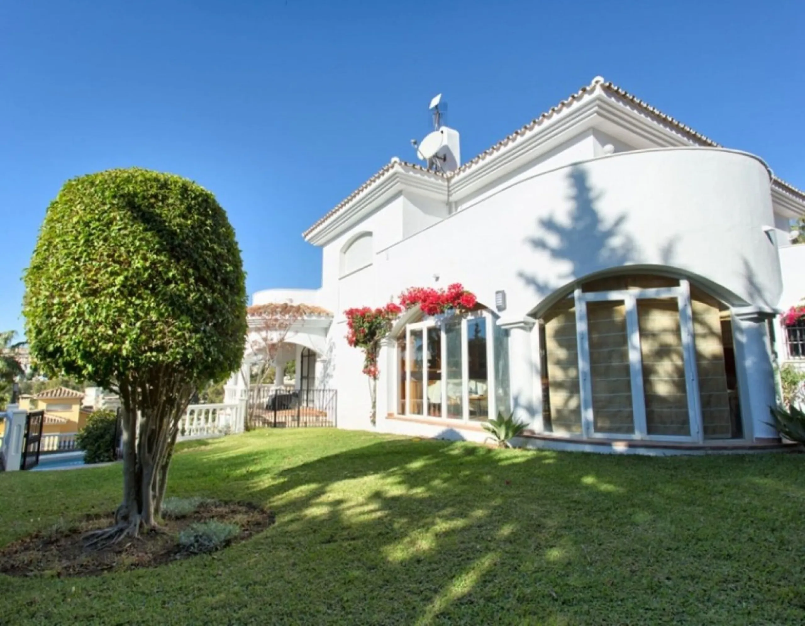 House - Detached Villa в продаже в Benalmadena, Málaga. В доме 4 спален и 5 ванных комнат. Площадь дома 403 м². Площадь участка 1250 м²
