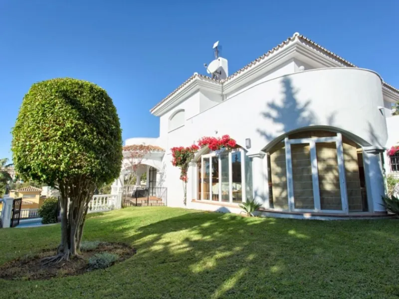 House - Detached Villa в продаже в Benalmadena, Málaga. В доме 4 спален и 5 ванных комнат. Площадь дома 403 м². Площадь участка 1250 м²