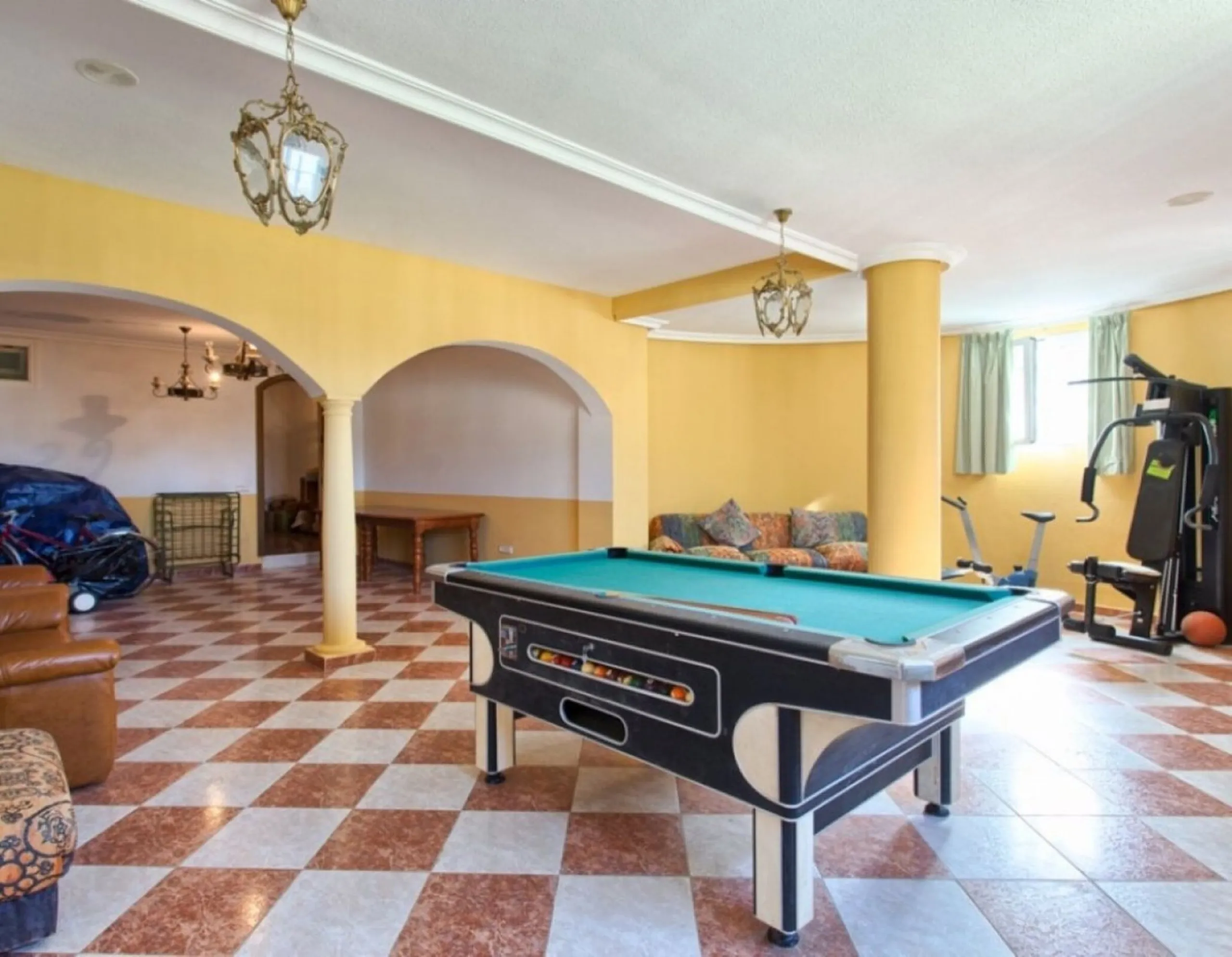 House - Detached Villa в продаже в Benalmadena, Málaga. В доме 4 спален и 5 ванных комнат. Площадь дома 403 м². Площадь участка 1250 м²