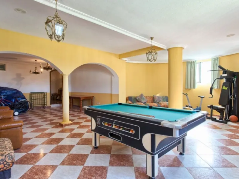 House - Detached Villa в продаже в Benalmadena, Málaga. В доме 4 спален и 5 ванных комнат. Площадь дома 403 м². Площадь участка 1250 м²