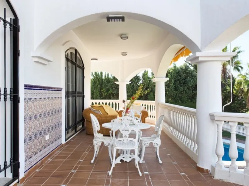 House - Detached Villa в продаже в Benalmadena, Málaga. В доме 4 спален и 5 ванных комнат. Площадь дома 403 м². Площадь участка 1250 м²