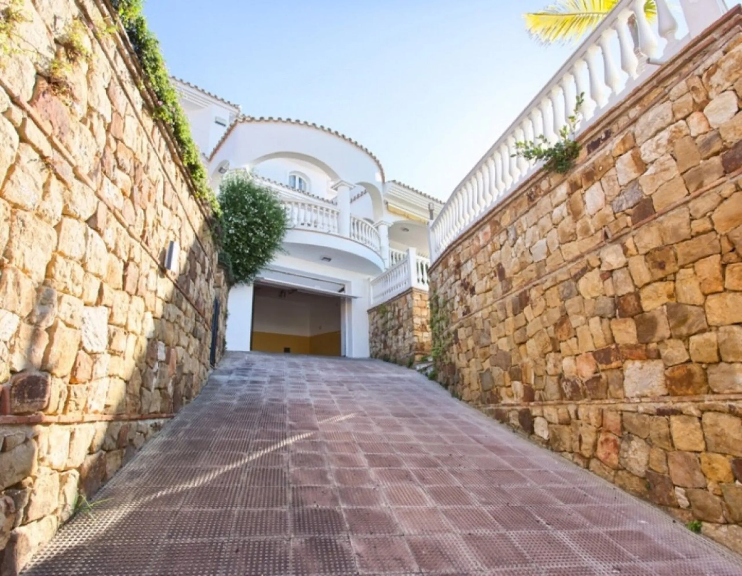 House - Detached Villa в продаже в Benalmadena, Málaga. В доме 4 спален и 5 ванных комнат. Площадь дома 403 м². Площадь участка 1250 м²