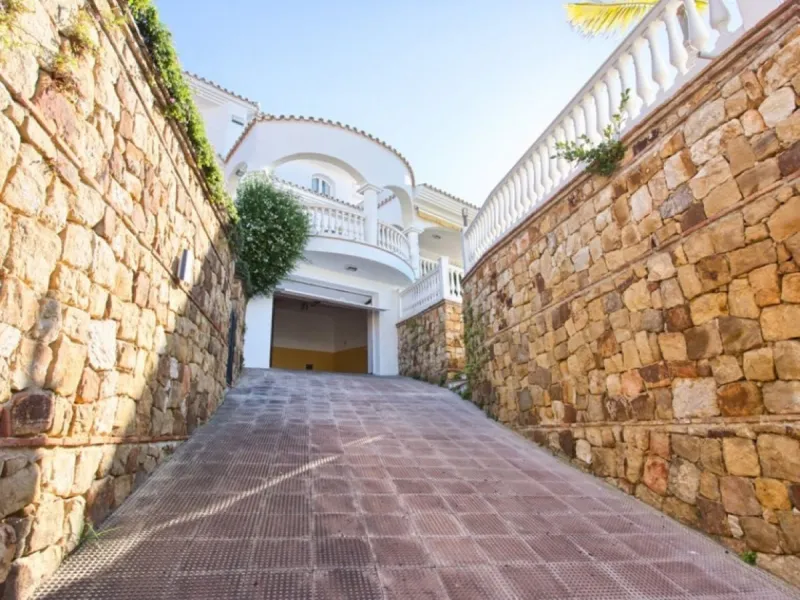House - Detached Villa в продаже в Benalmadena, Málaga. В доме 4 спален и 5 ванных комнат. Площадь дома 403 м². Площадь участка 1250 м²