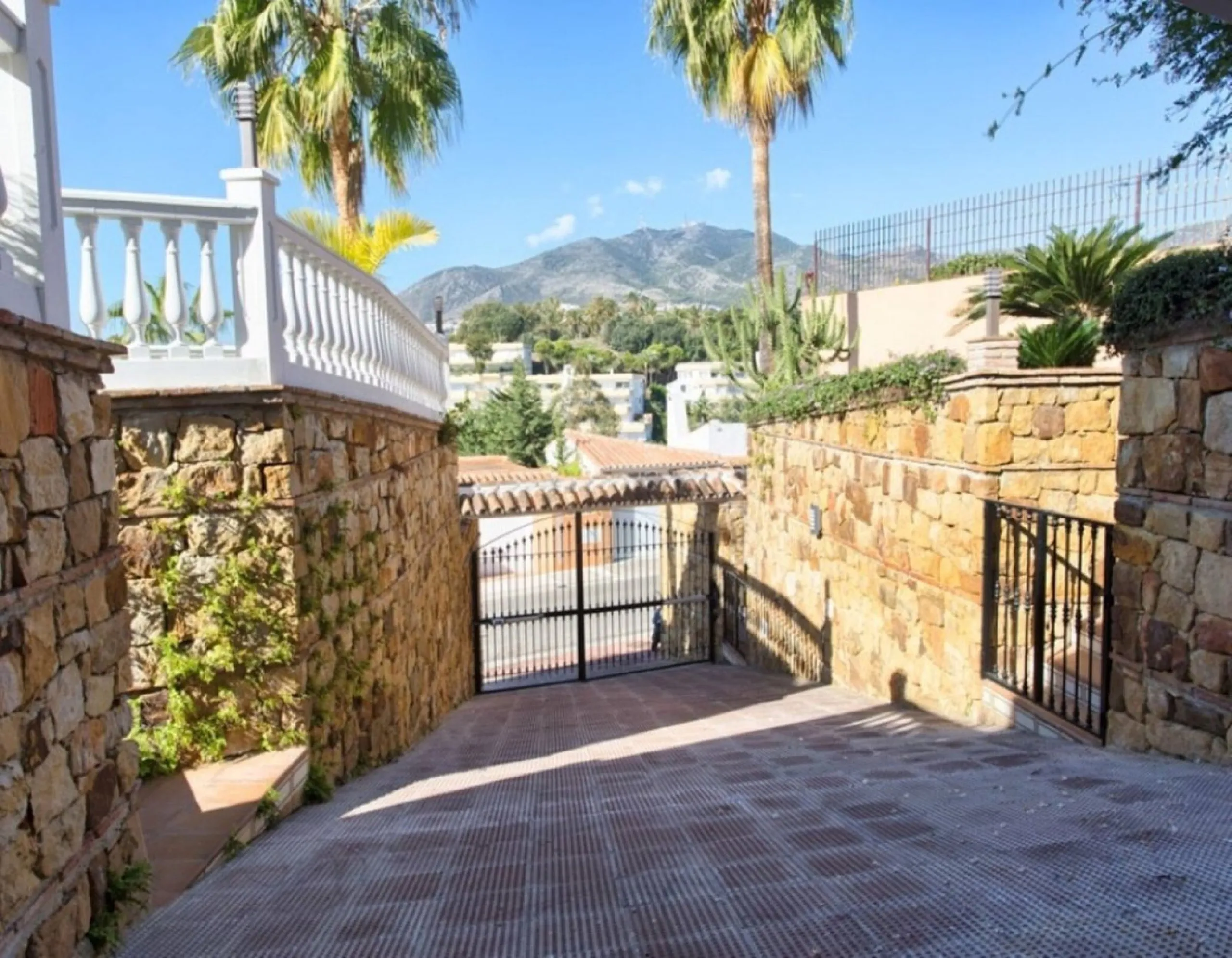 House - Detached Villa в продаже в Benalmadena, Málaga. В доме 4 спален и 5 ванных комнат. Площадь дома 403 м². Площадь участка 1250 м²