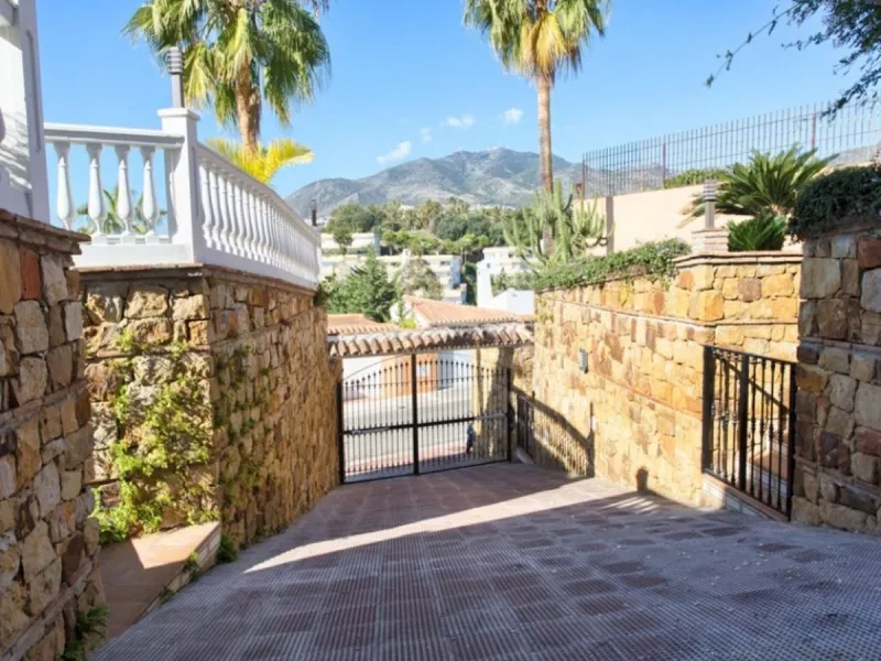 House - Detached Villa в продаже в Benalmadena, Málaga. В доме 4 спален и 5 ванных комнат. Площадь дома 403 м². Площадь участка 1250 м²