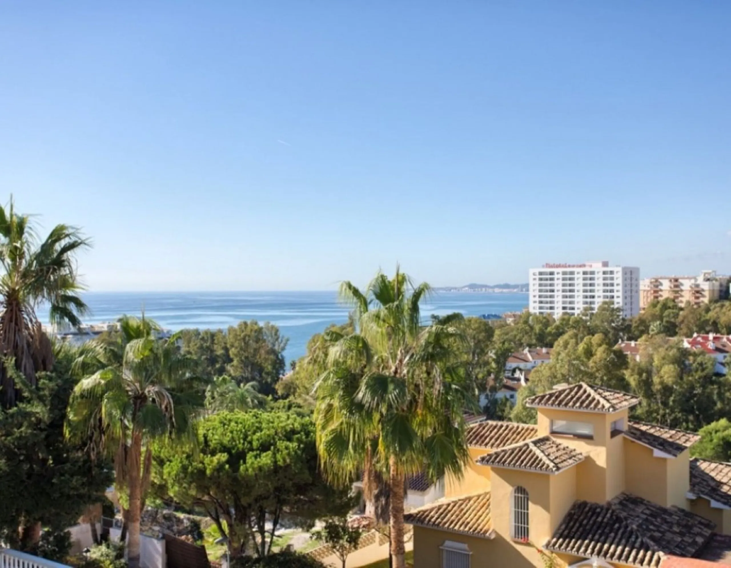 House - Detached Villa в продаже в Benalmadena, Málaga. В доме 4 спален и 5 ванных комнат. Площадь дома 403 м². Площадь участка 1250 м²