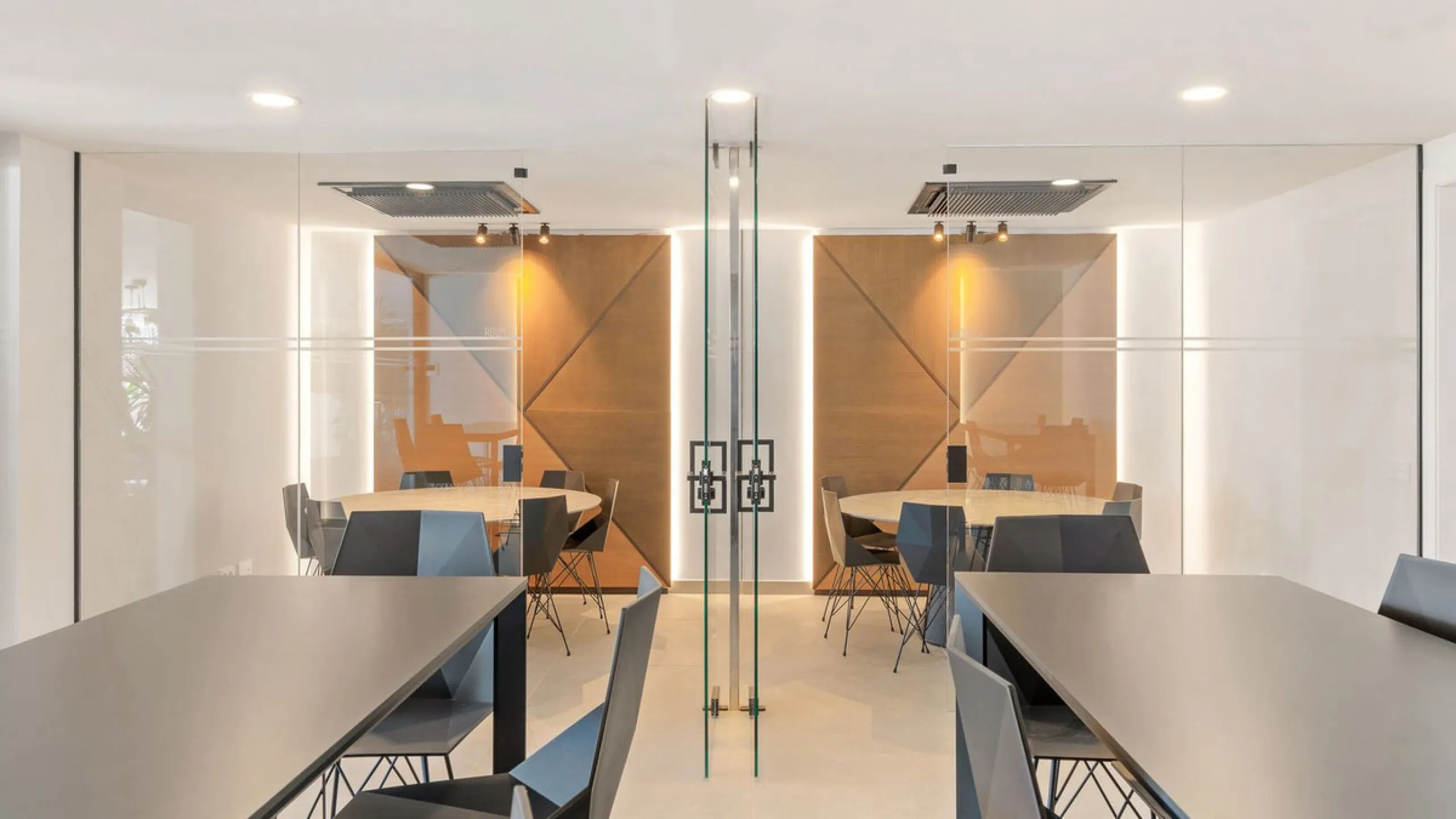 Discover this turnkey ultra-luxury  penthouse in Reserva del Higuerón.