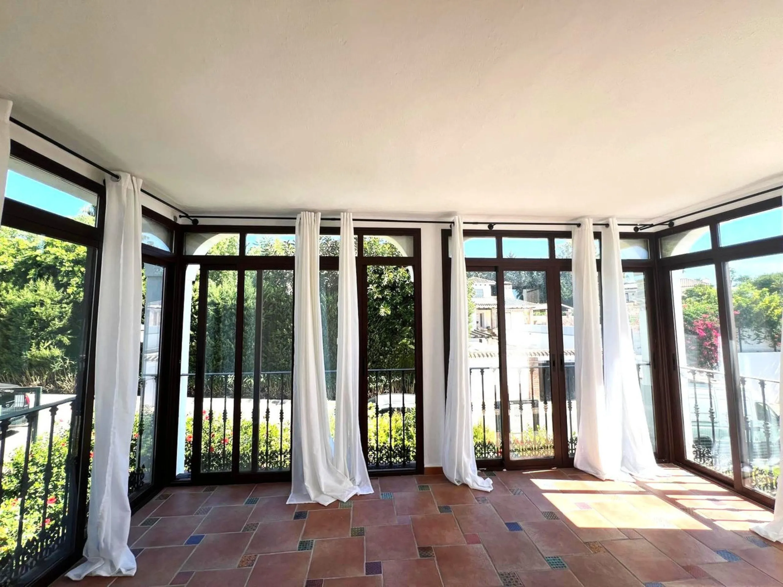 This charming apartment, located on the first and top floor, perfectly combines comfort, style, and an unbeatable location. Fully renovated and tastefully furnished, it offers modern, functional spaces, which keep their original rustic style, ready to mov