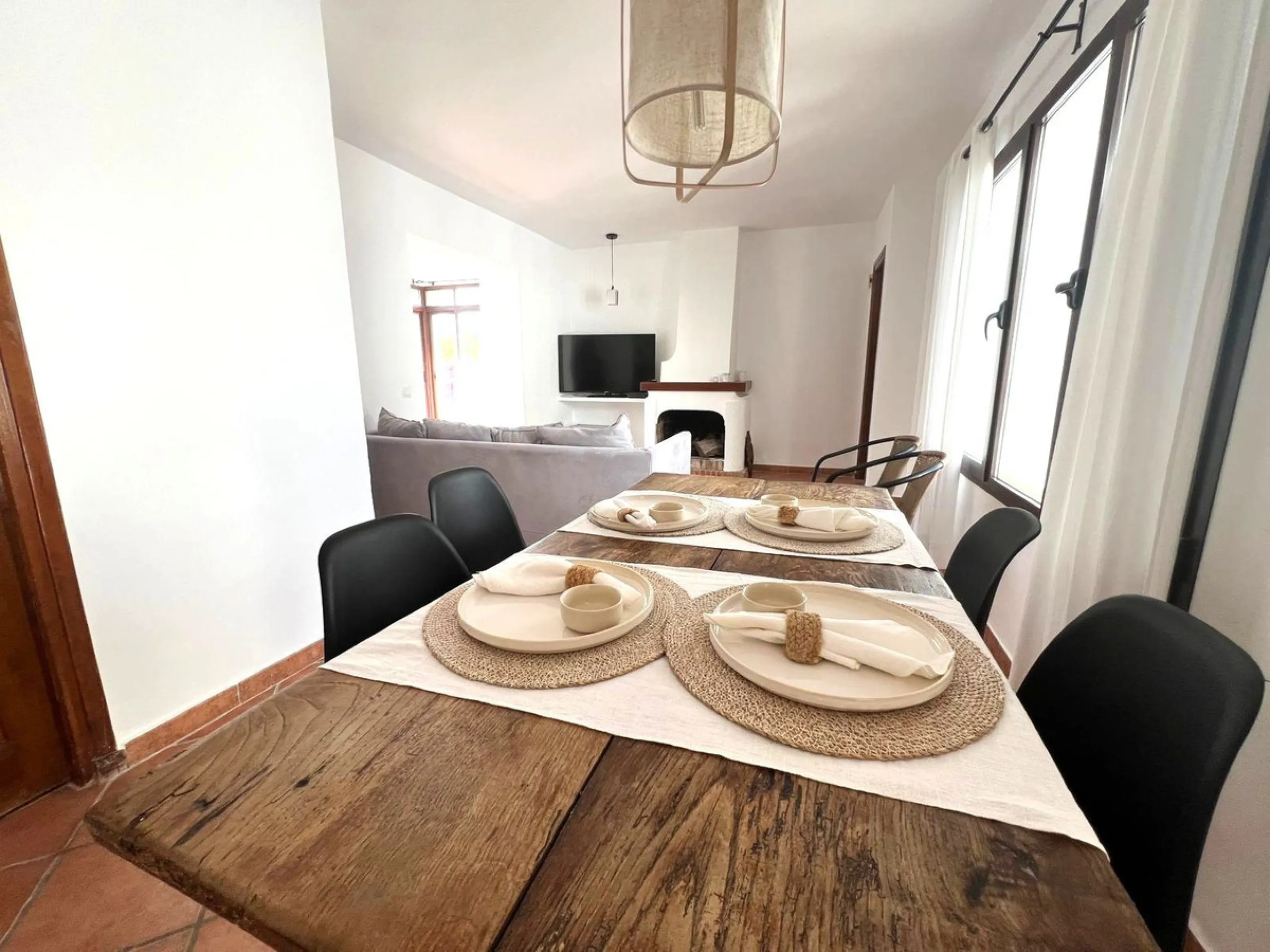 This charming apartment, located on the first and top floor, perfectly combines comfort, style, and an unbeatable location. Fully renovated and tastefully furnished, it offers modern, functional spaces, which keep their original rustic style, ready to mov