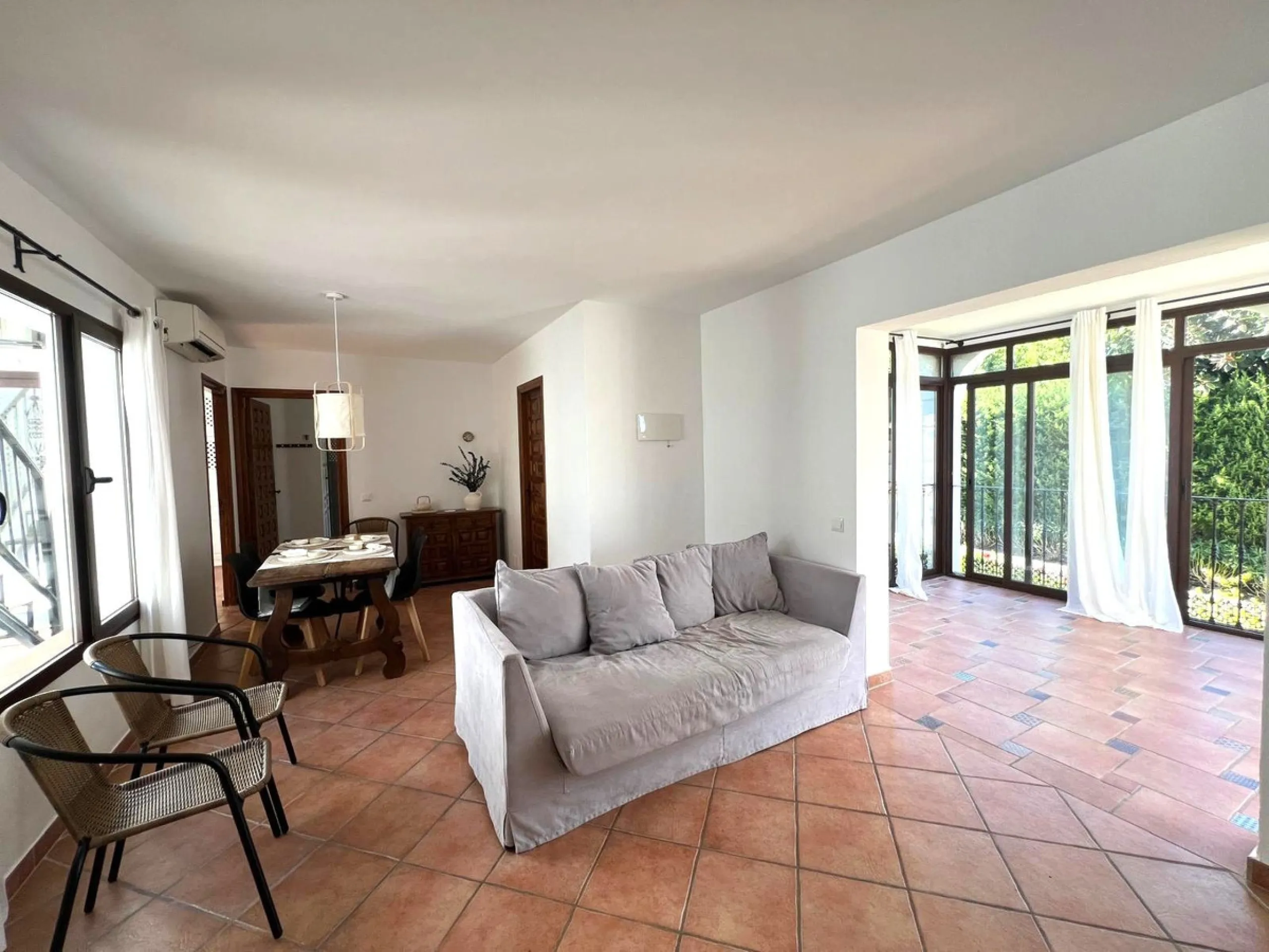 This charming apartment, located on the first and top floor, perfectly combines comfort, style, and an unbeatable location. Fully renovated and tastefully furnished, it offers modern, functional spaces, which keep their original rustic style, ready to mov
