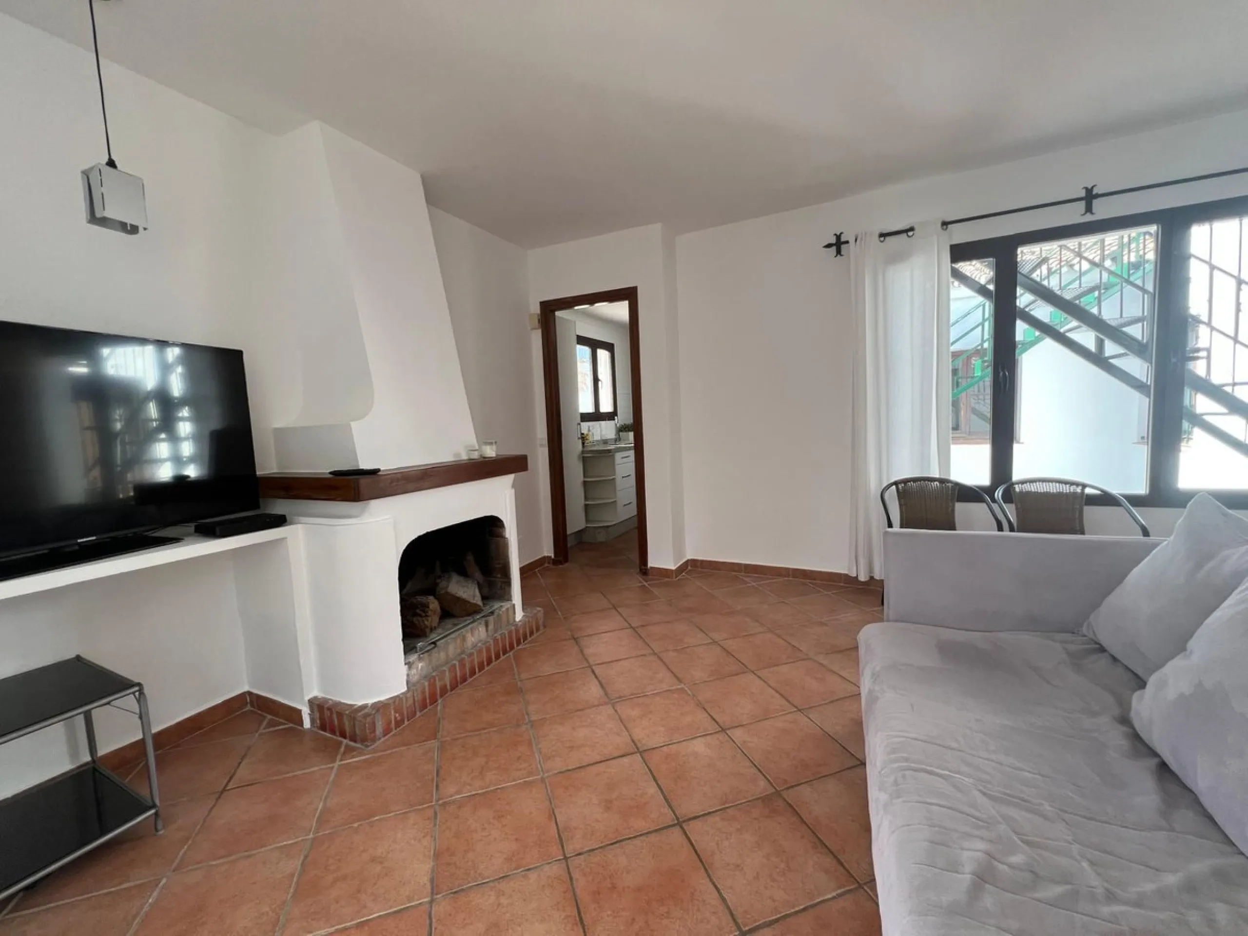 This charming apartment, located on the first and top floor, perfectly combines comfort, style, and an unbeatable location. Fully renovated and tastefully furnished, it offers modern, functional spaces, which keep their original rustic style, ready to mov