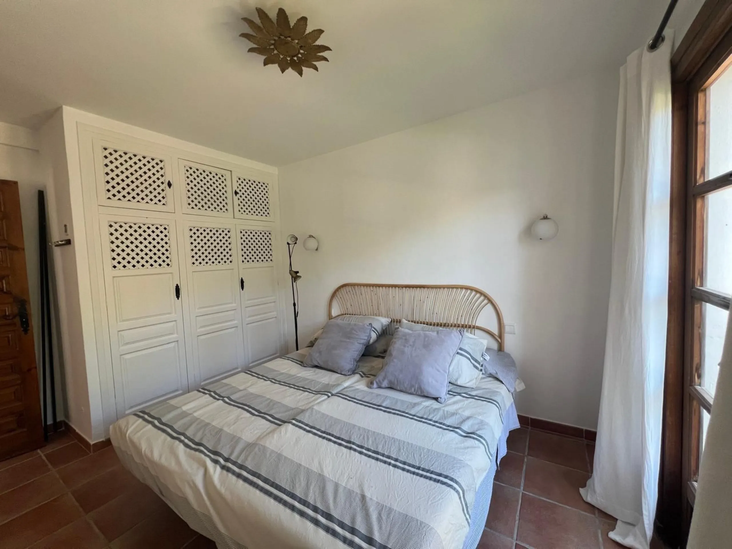 This charming apartment, located on the first and top floor, perfectly combines comfort, style, and an unbeatable location. Fully renovated and tastefully furnished, it offers modern, functional spaces, which keep their original rustic style, ready to mov