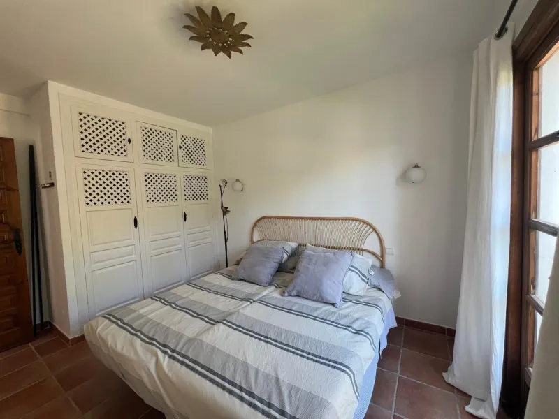 This charming apartment, located on the first and top floor, perfectly combines comfort, style, and an unbeatable location. Fully renovated and tastefully furnished, it offers modern, functional spaces, which keep their original rustic style, ready to mov