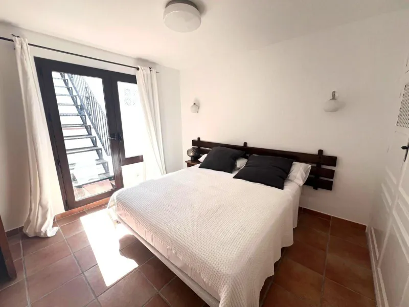 This charming apartment, located on the first and top floor, perfectly combines comfort, style, and an unbeatable location. Fully renovated and tastefully furnished, it offers modern, functional spaces, which keep their original rustic style, ready to mov