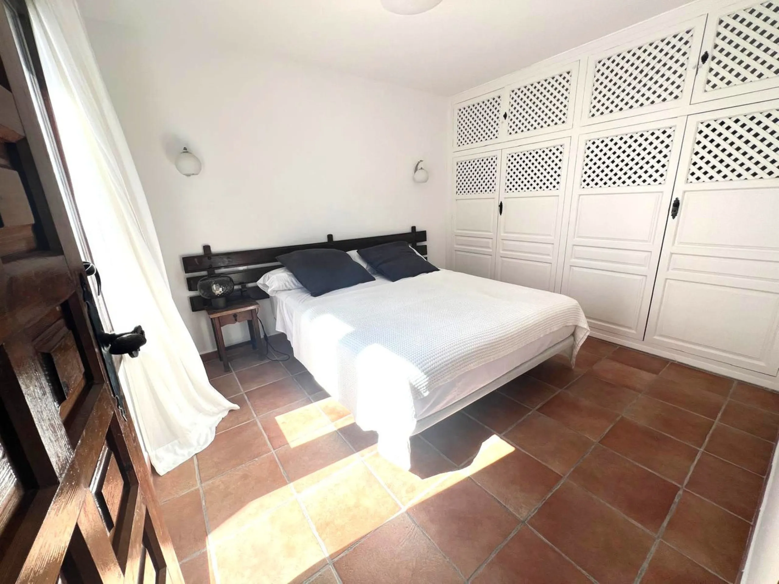 This charming apartment, located on the first and top floor, perfectly combines comfort, style, and an unbeatable location. Fully renovated and tastefully furnished, it offers modern, functional spaces, which keep their original rustic style, ready to mov