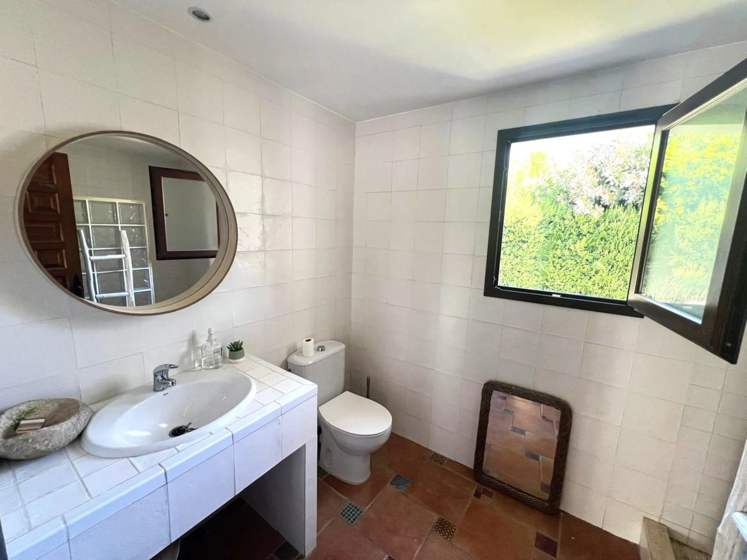 This charming apartment, located on the first and top floor, perfectly combines comfort, style, and an unbeatable location. Fully renovated and tastefully furnished, it offers modern, functional spaces, which keep their original rustic style, ready to mov
