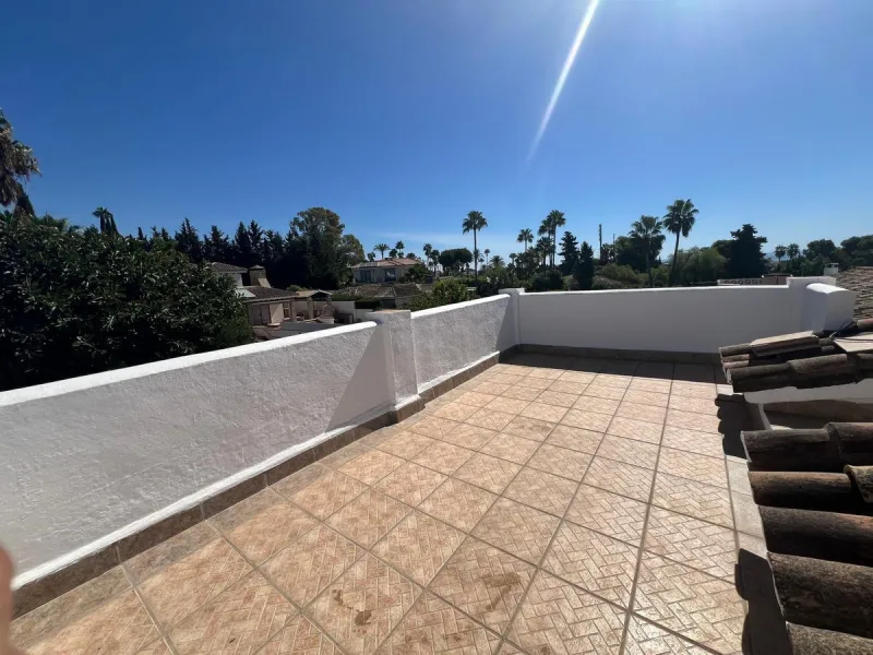 This charming apartment, located on the first and top floor, perfectly combines comfort, style, and an unbeatable location. Fully renovated and tastefully furnished, it offers modern, functional spaces, which keep their original rustic style, ready to mov