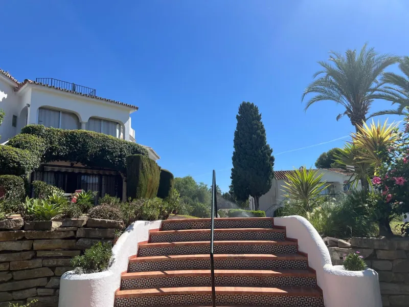 This charming apartment, located on the first and top floor, perfectly combines comfort, style, and an unbeatable location. Fully renovated and tastefully furnished, it offers modern, functional spaces, which keep their original rustic style, ready to mov