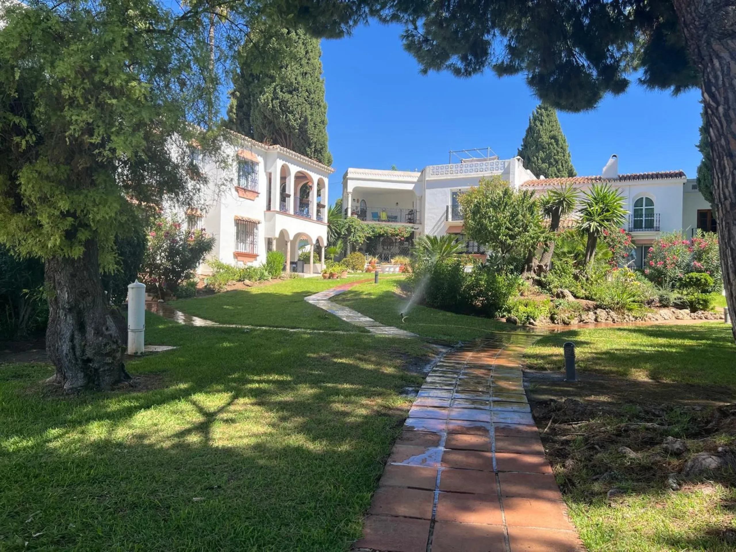 This charming apartment, located on the first and top floor, perfectly combines comfort, style, and an unbeatable location. Fully renovated and tastefully furnished, it offers modern, functional spaces, which keep their original rustic style, ready to mov