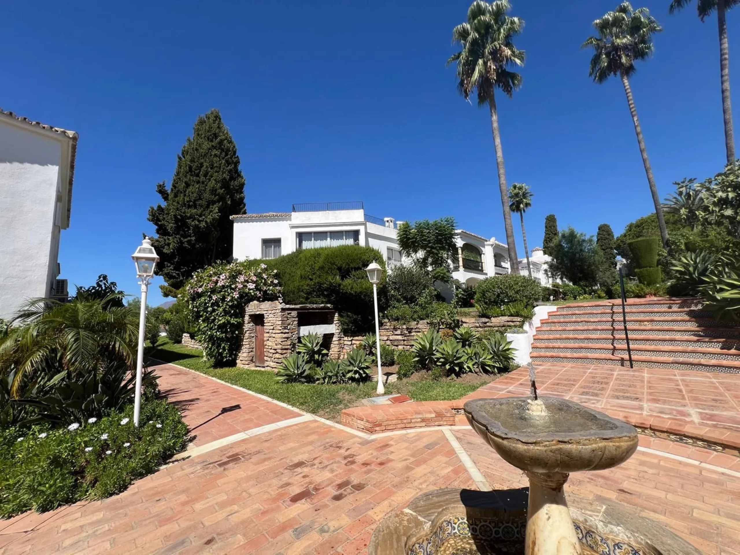 This charming apartment, located on the first and top floor, perfectly combines comfort, style, and an unbeatable location. Fully renovated and tastefully furnished, it offers modern, functional spaces, which keep their original rustic style, ready to mov