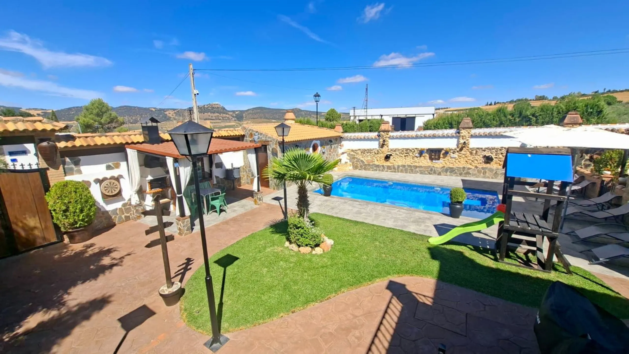 -Newly built property with 3 apartments in Arriate, ready to move into and with a valid tourist license.