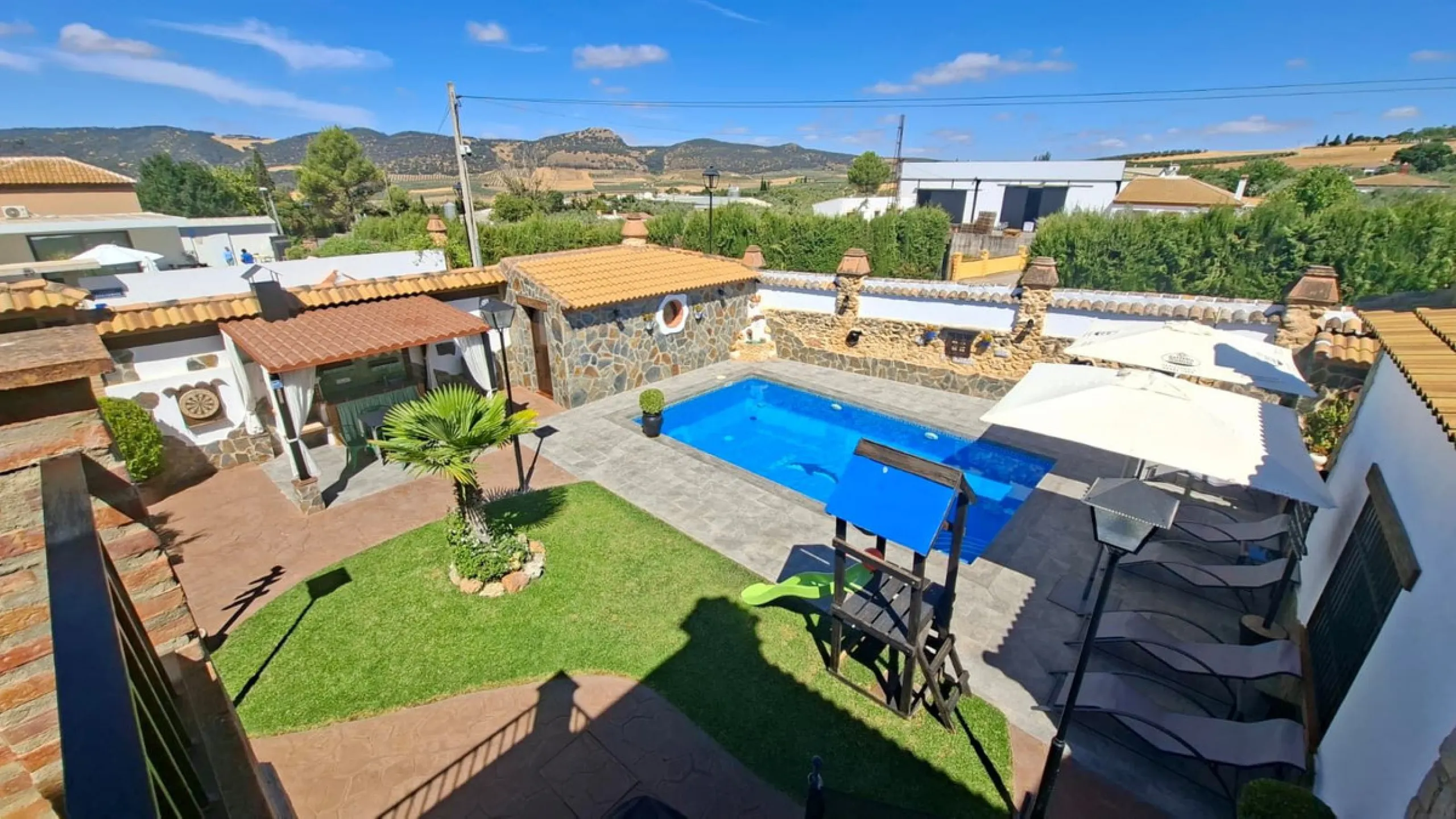 -Newly built property with 3 apartments in Arriate, ready to move into and with a valid tourist license.