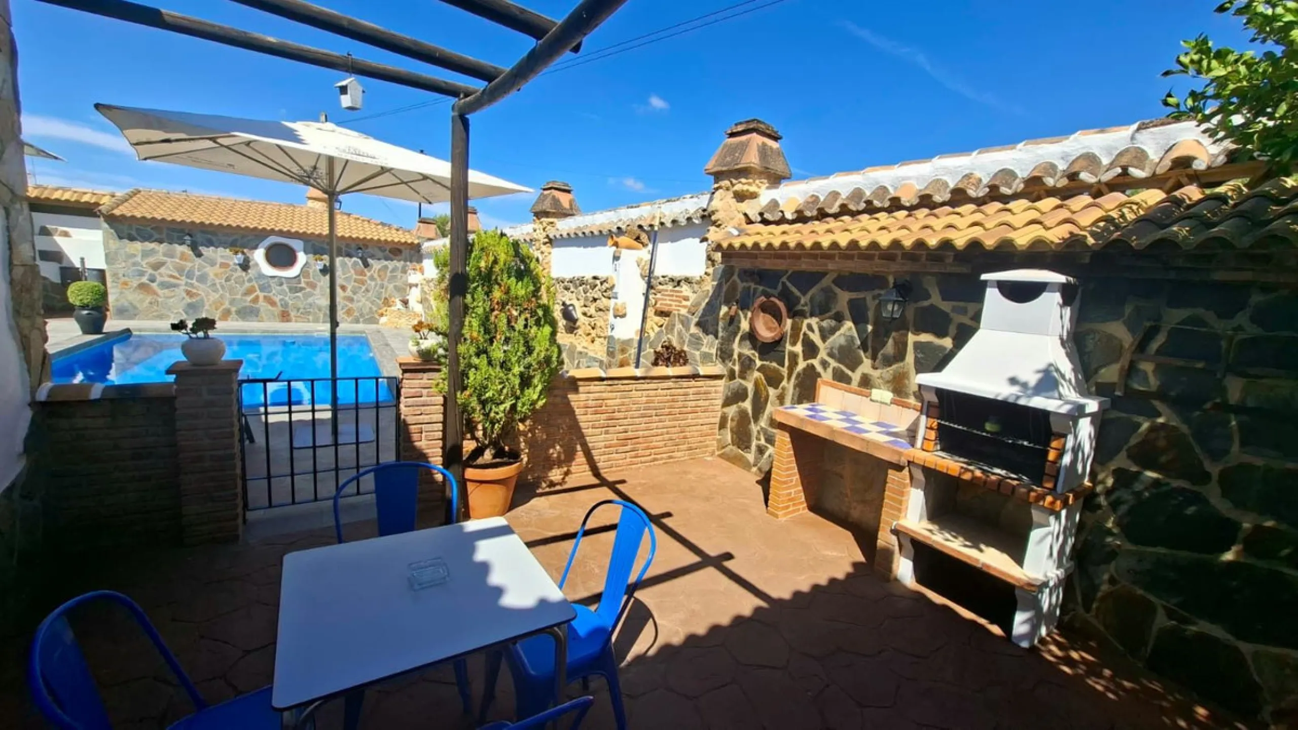 -Newly built property with 3 apartments in Arriate, ready to move into and with a valid tourist license.