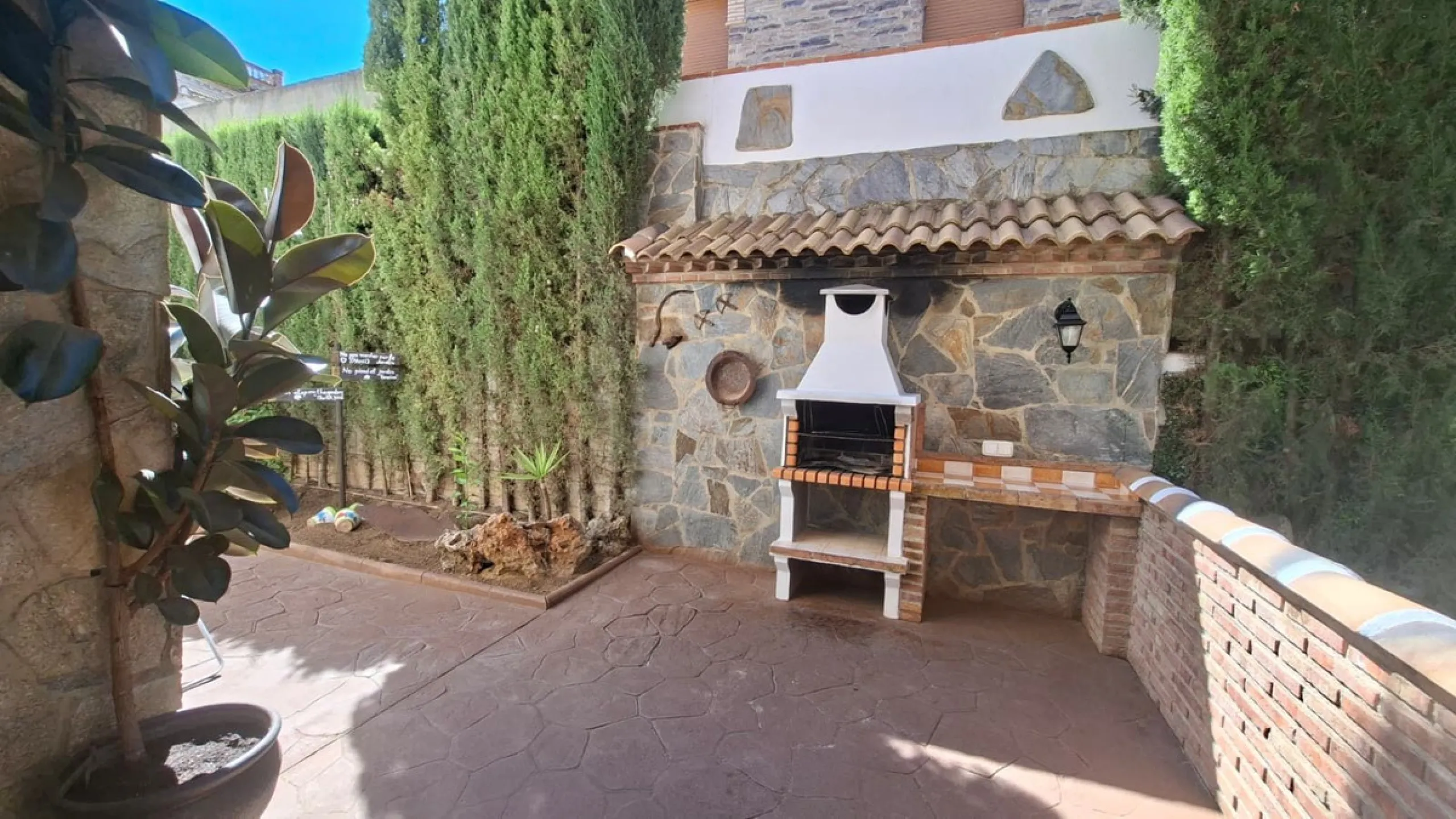 -Newly built property with 3 apartments in Arriate, ready to move into and with a valid tourist license.