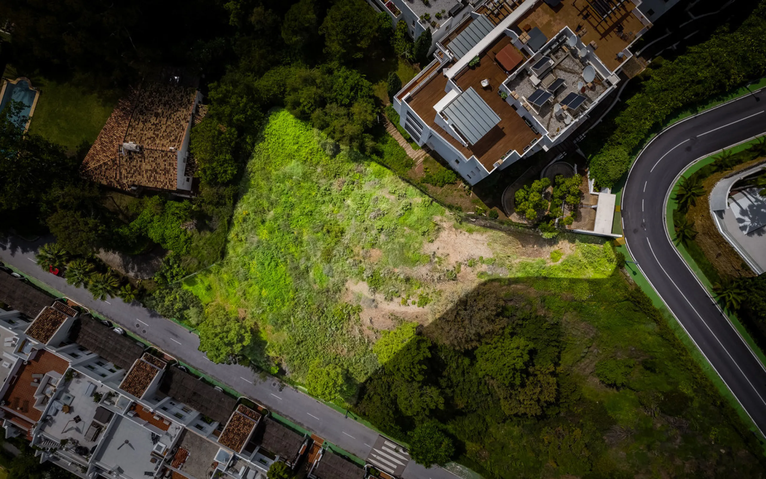 Located within the tranquil and prestigious enclave of El Herrojo in Benahavís, this beautiful plot offers a rare opportunity to create a bespoke villa in one of Marbella's most desirable residential areas.