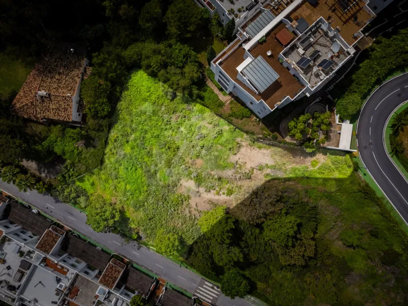 Located within the tranquil and prestigious enclave of El Herrojo in Benahavís, this beautiful plot offers a rare opportunity to create a bespoke villa in one of Marbella's most desirable residential areas.