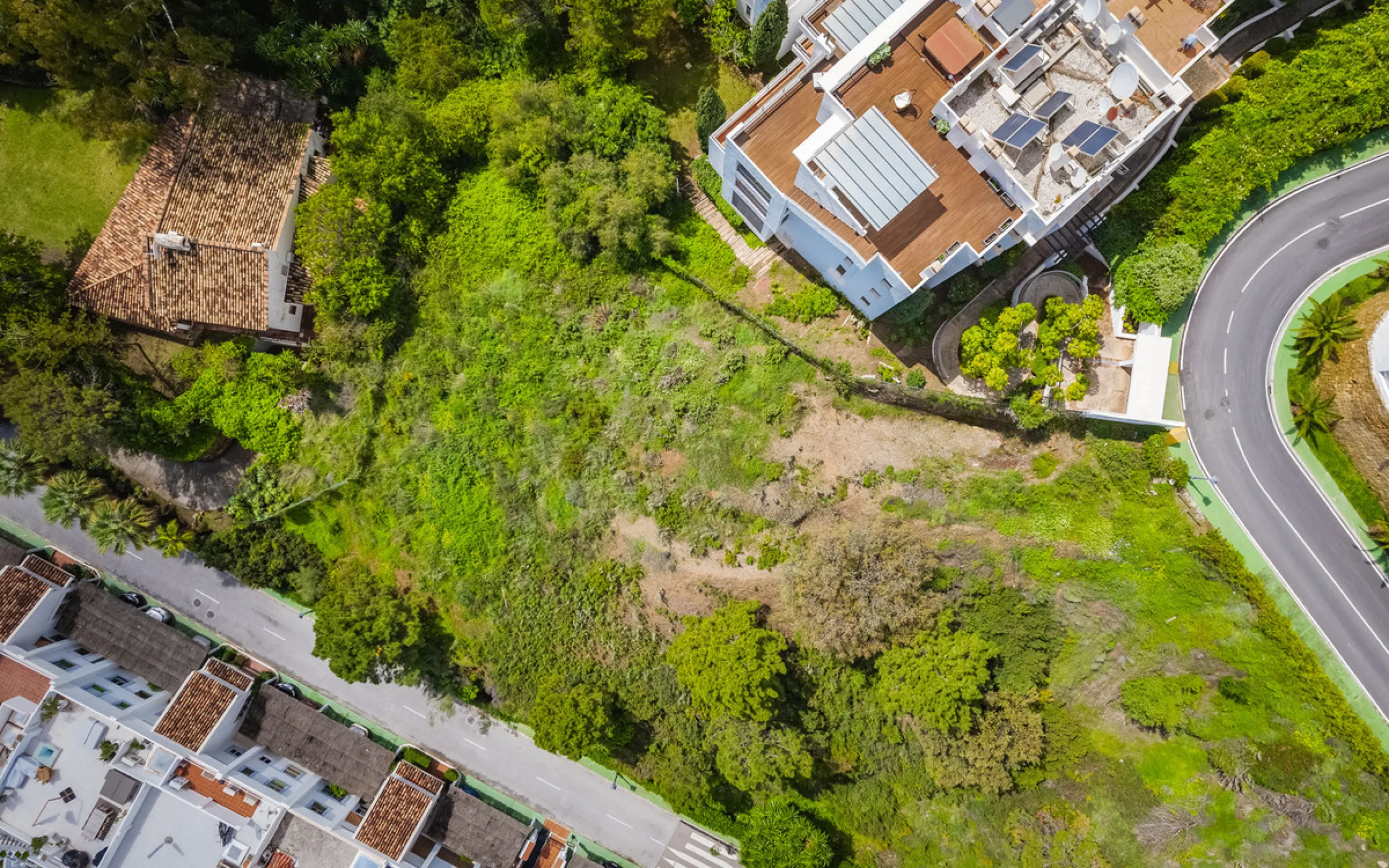 Located within the tranquil and prestigious enclave of El Herrojo in Benahavís, this beautiful plot offers a rare opportunity to create a bespoke villa in one of Marbella's most desirable residential areas.