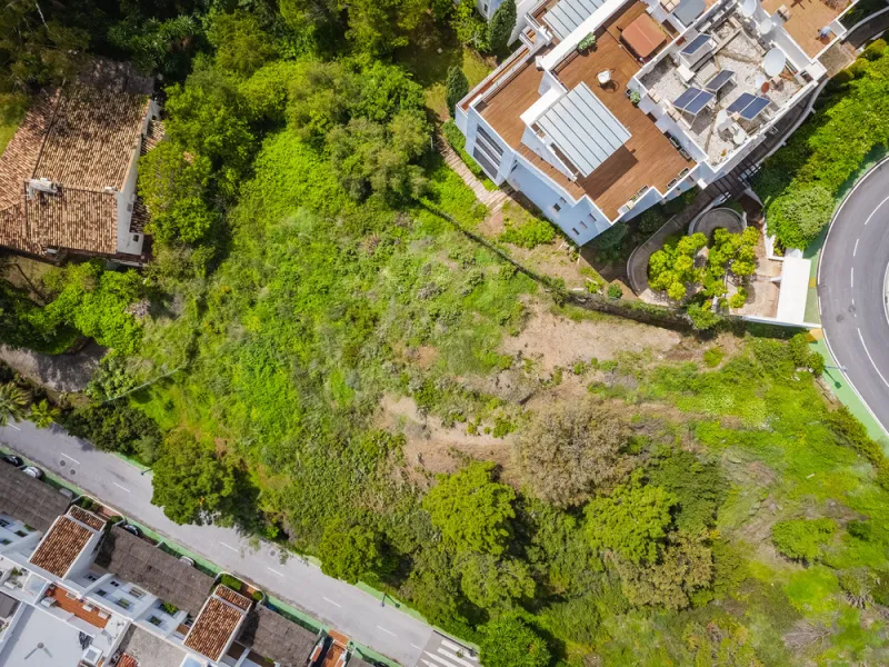 Located within the tranquil and prestigious enclave of El Herrojo in Benahavís, this beautiful plot offers a rare opportunity to create a bespoke villa in one of Marbella's most desirable residential areas.
