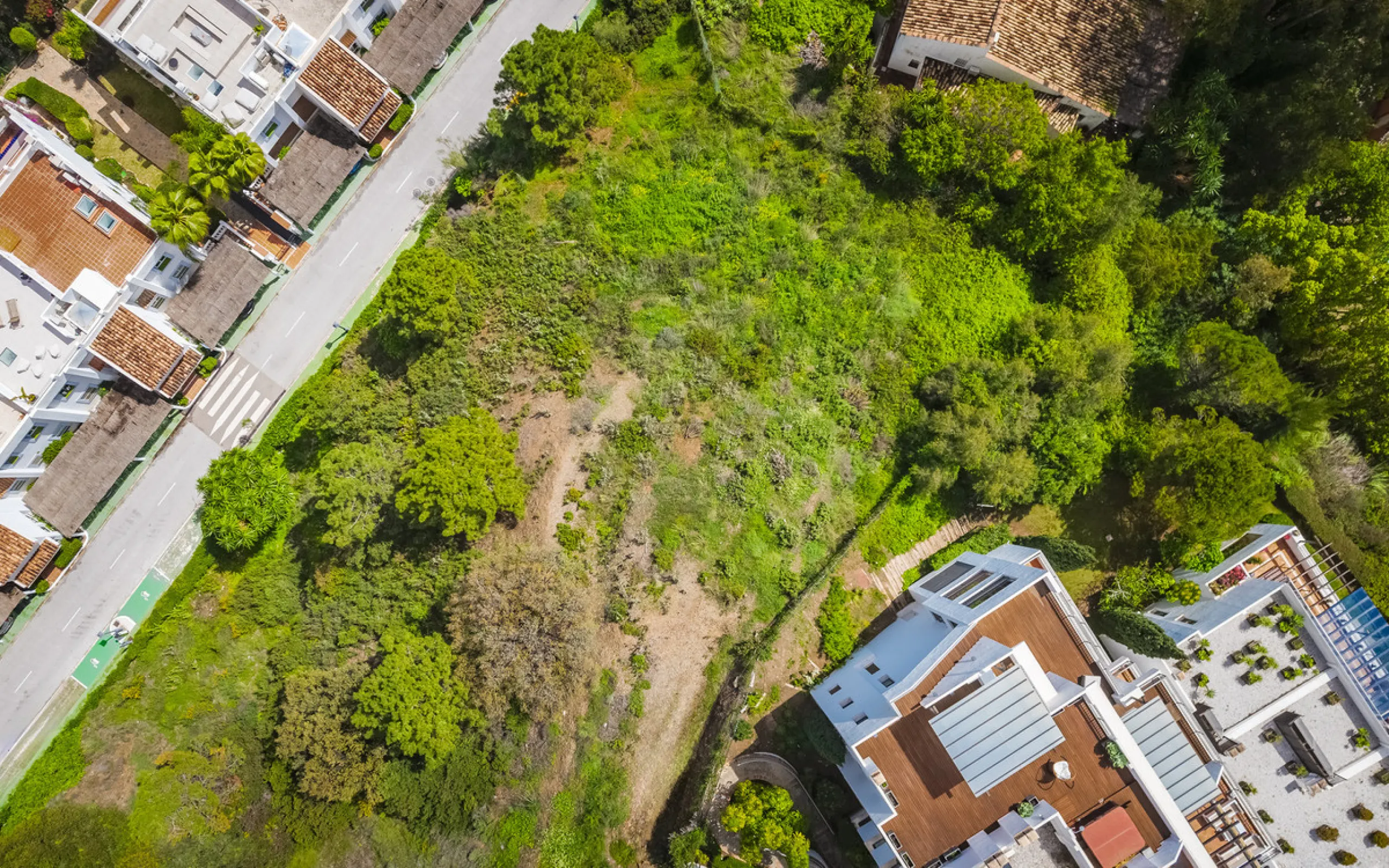 Located within the tranquil and prestigious enclave of El Herrojo in Benahavís, this beautiful plot offers a rare opportunity to create a bespoke villa in one of Marbella's most desirable residential areas.