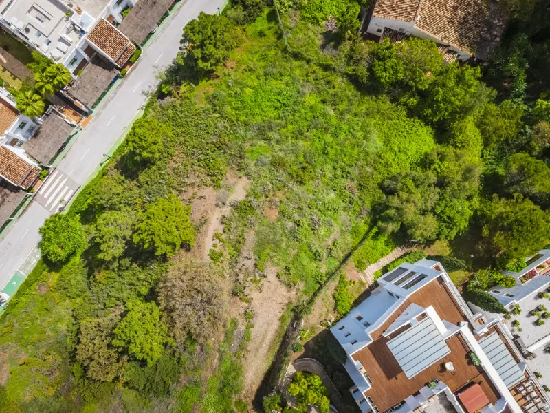 Located within the tranquil and prestigious enclave of El Herrojo in Benahavís, this beautiful plot offers a rare opportunity to create a bespoke villa in one of Marbella's most desirable residential areas.
