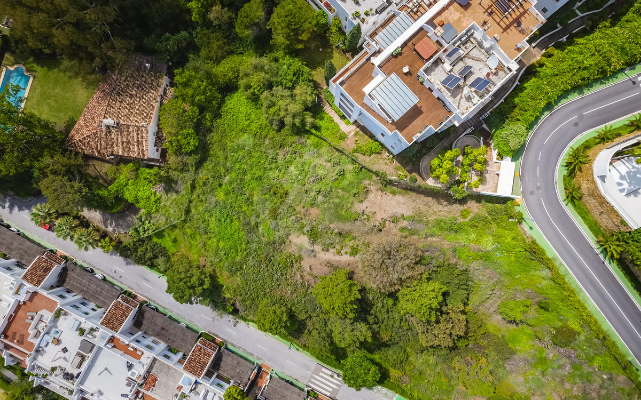 Located within the tranquil and prestigious enclave of El Herrojo in Benahavís, this beautiful plot offers a rare opportunity to create a bespoke villa in one of Marbella's most desirable residential areas.
