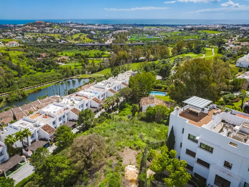 Located within the tranquil and prestigious enclave of El Herrojo in Benahavís, this beautiful plot offers a rare opportunity to create a bespoke villa in one of Marbella's most desirable residential areas.