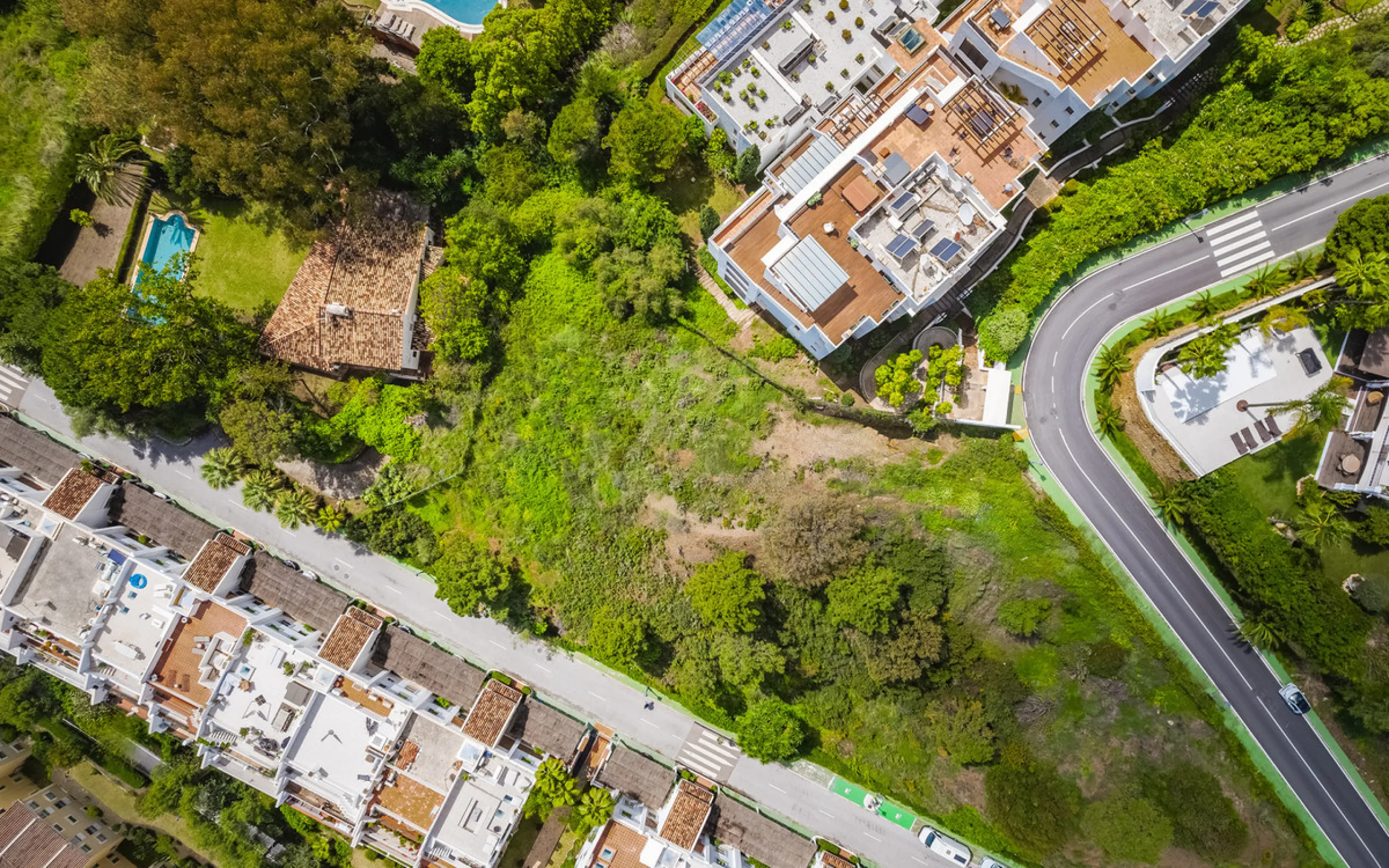 Located within the tranquil and prestigious enclave of El Herrojo in Benahavís, this beautiful plot offers a rare opportunity to create a bespoke villa in one of Marbella's most desirable residential areas.