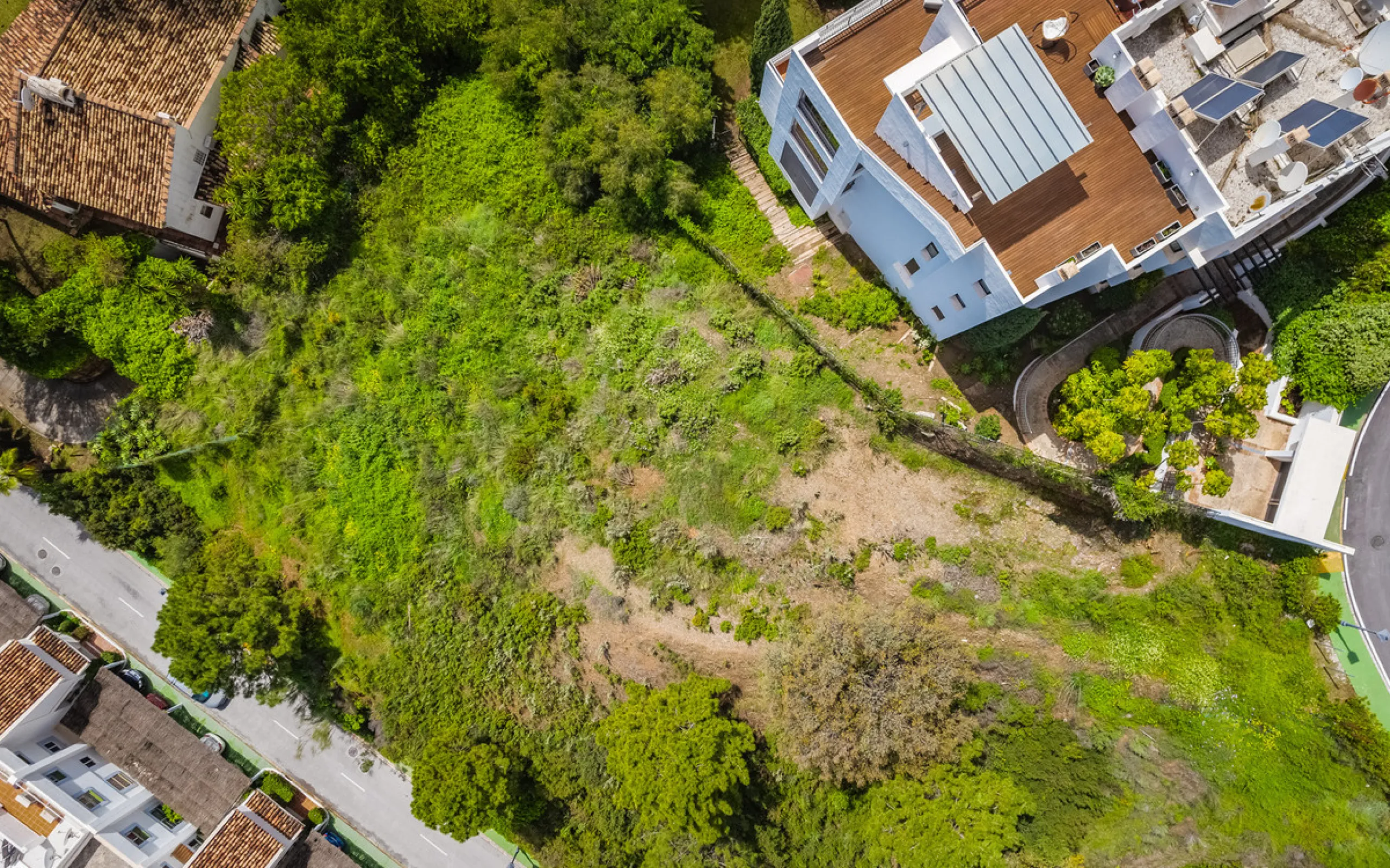 Located within the tranquil and prestigious enclave of El Herrojo in Benahavís, this beautiful plot offers a rare opportunity to create a bespoke villa in one of Marbella's most desirable residential areas.