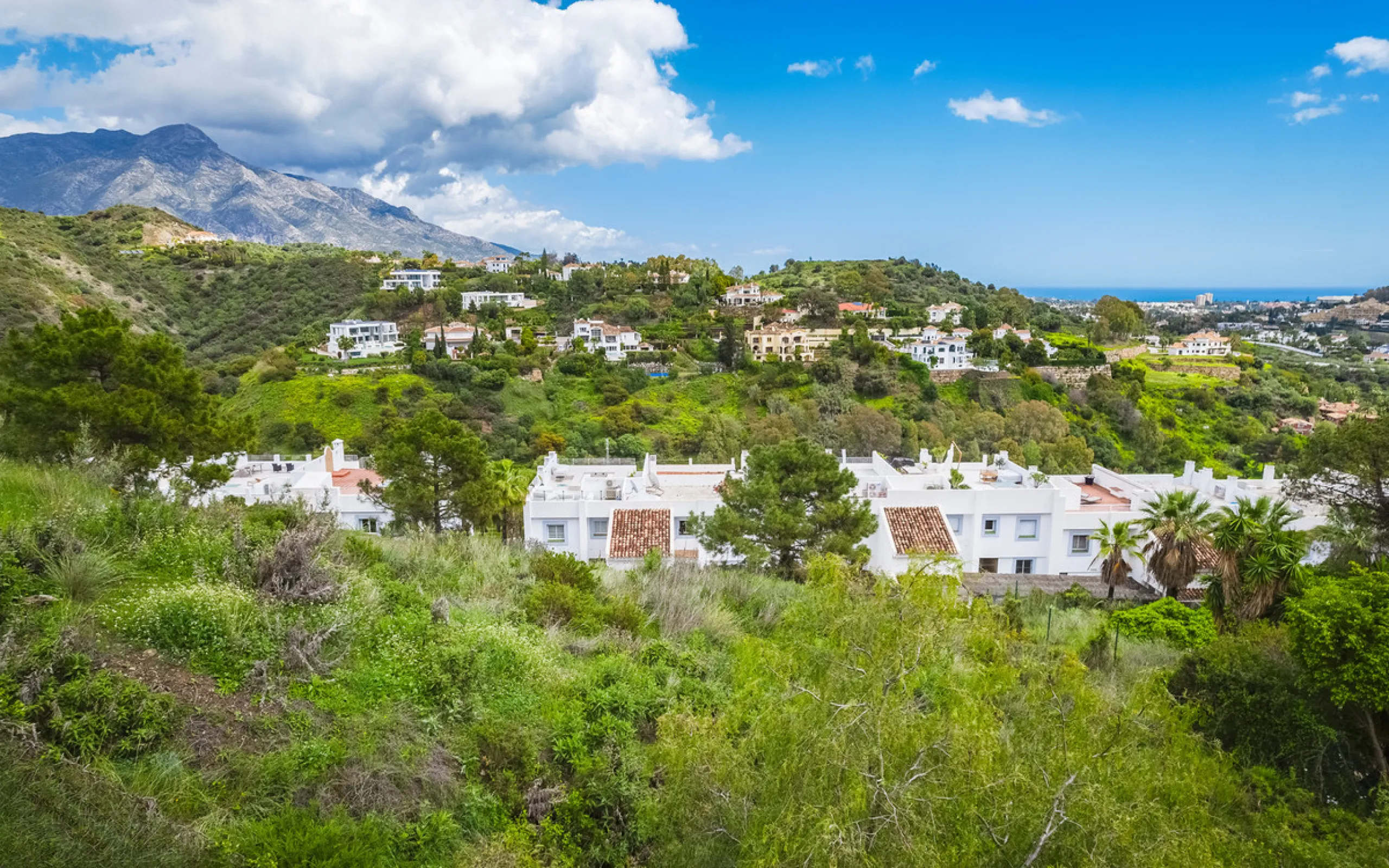 Located within the tranquil and prestigious enclave of El Herrojo in Benahavís, this beautiful plot offers a rare opportunity to create a bespoke villa in one of Marbella's most desirable residential areas.