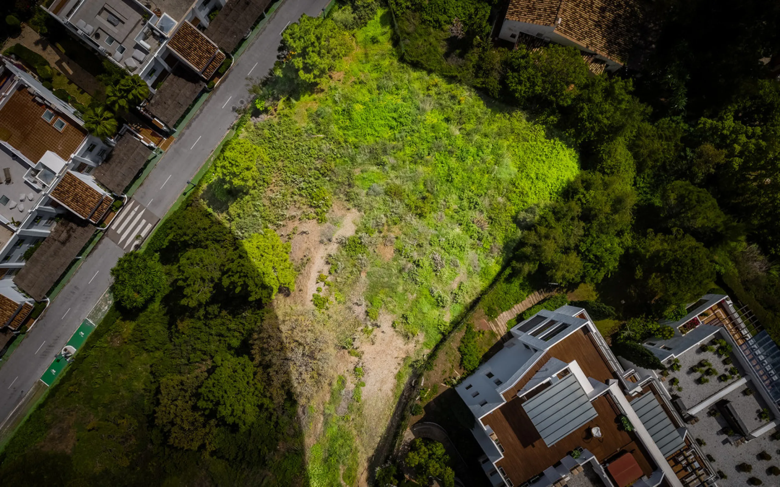 Located within the tranquil and prestigious enclave of El Herrojo in Benahavís, this beautiful plot offers a rare opportunity to create a bespoke villa in one of Marbella's most desirable residential areas.