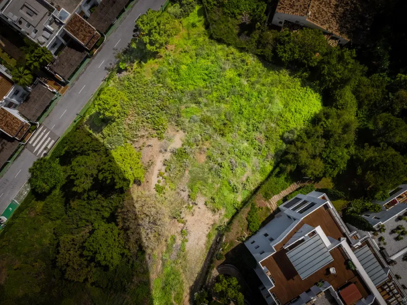 Located within the tranquil and prestigious enclave of El Herrojo in Benahavís, this beautiful plot offers a rare opportunity to create a bespoke villa in one of Marbella's most desirable residential areas.
