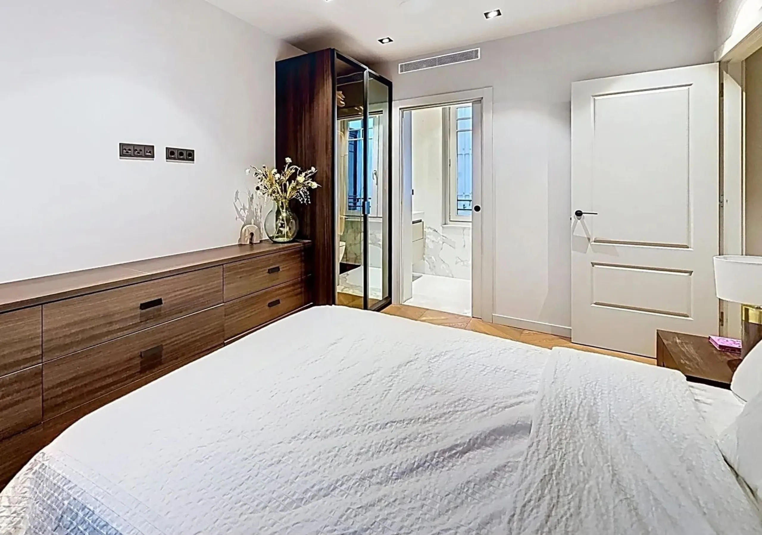 Exclusive Luxury 1-Bedroom Apartment in the Heart of Barcelona
