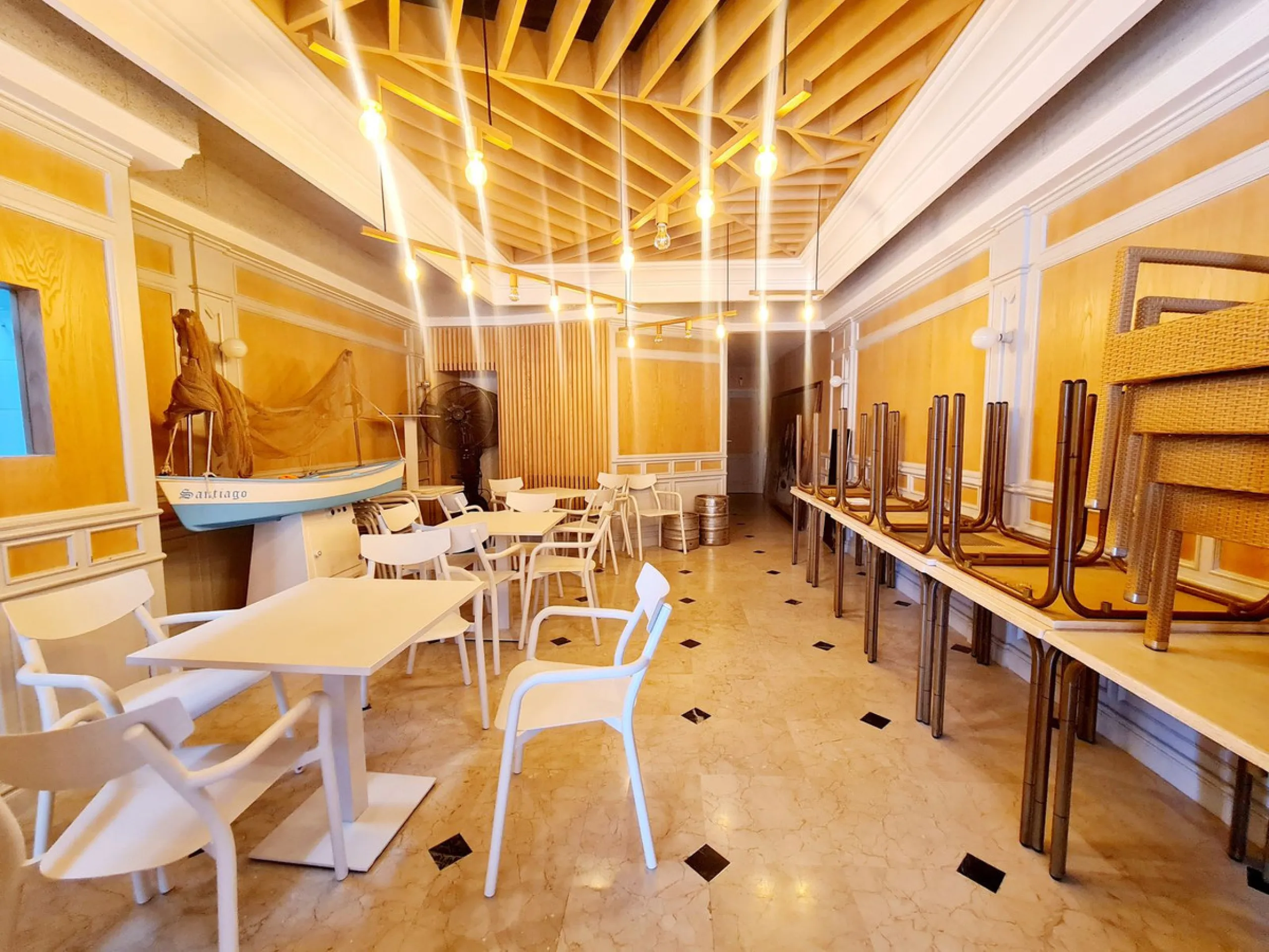A fully renovated restaurant is available for sale in one of Marbella's most sought-after and high-traffic areas — Avenida del Mar — just steps away from the iconic Paseo Marítimo.