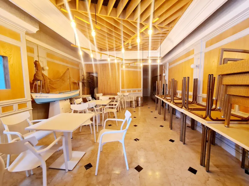 A fully renovated restaurant is available for sale in one of Marbella's most sought-after and high-traffic areas — Avenida del Mar — just steps away from the iconic Paseo Marítimo.