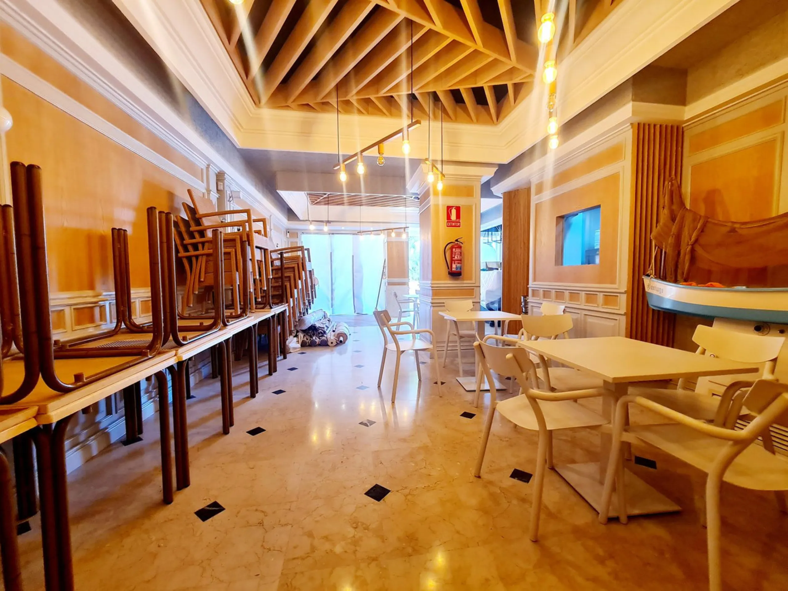 A fully renovated restaurant is available for sale in one of Marbella's most sought-after and high-traffic areas — Avenida del Mar — just steps away from the iconic Paseo Marítimo.