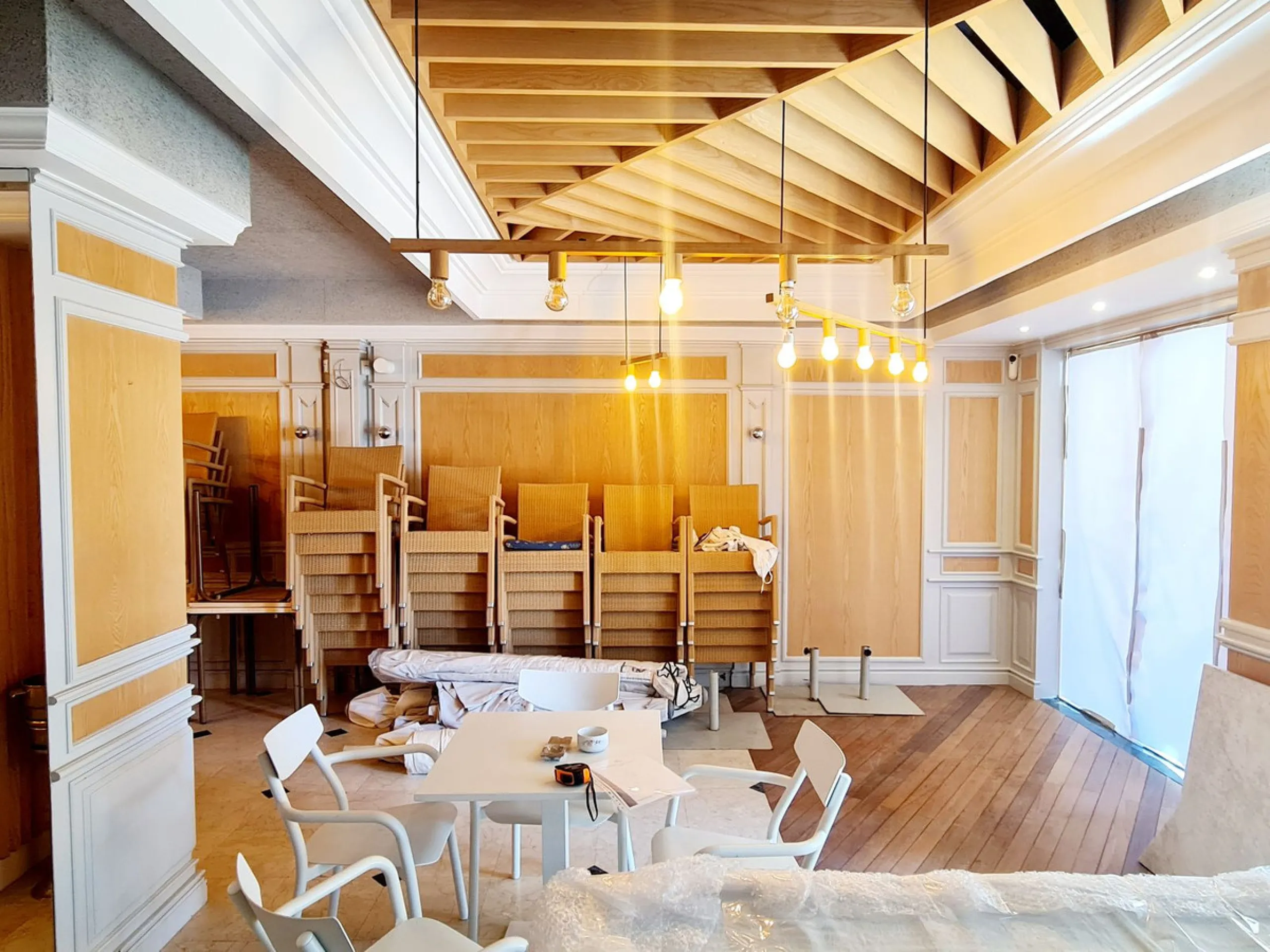 A fully renovated restaurant is available for sale in one of Marbella's most sought-after and high-traffic areas — Avenida del Mar — just steps away from the iconic Paseo Marítimo.