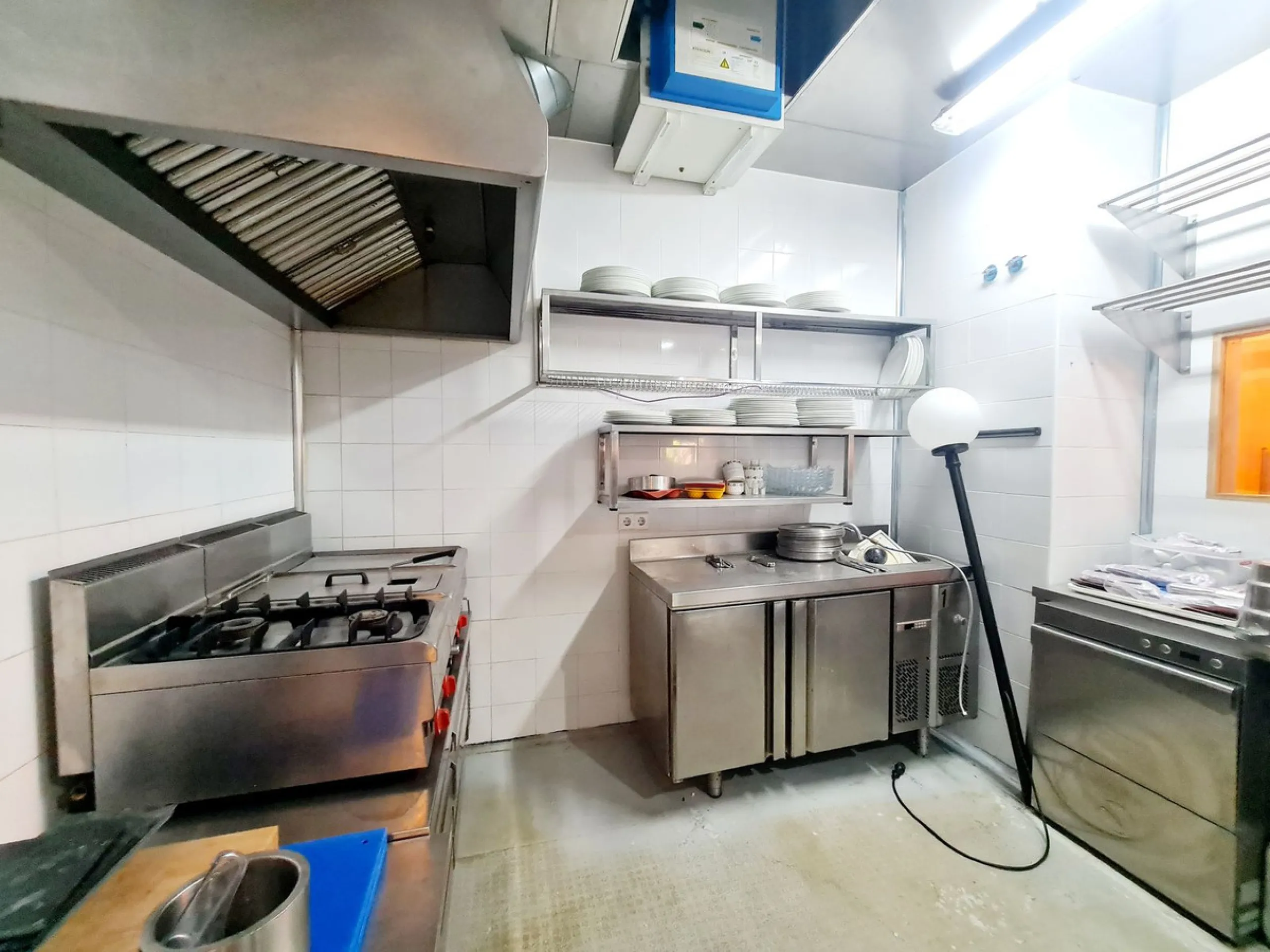 A fully renovated restaurant is available for sale in one of Marbella's most sought-after and high-traffic areas — Avenida del Mar — just steps away from the iconic Paseo Marítimo.