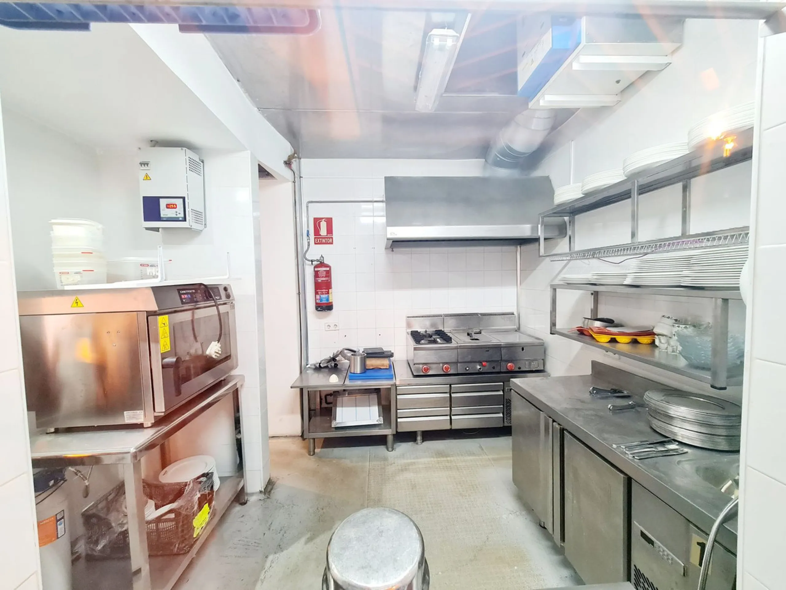 A fully renovated restaurant is available for sale in one of Marbella's most sought-after and high-traffic areas — Avenida del Mar — just steps away from the iconic Paseo Marítimo.